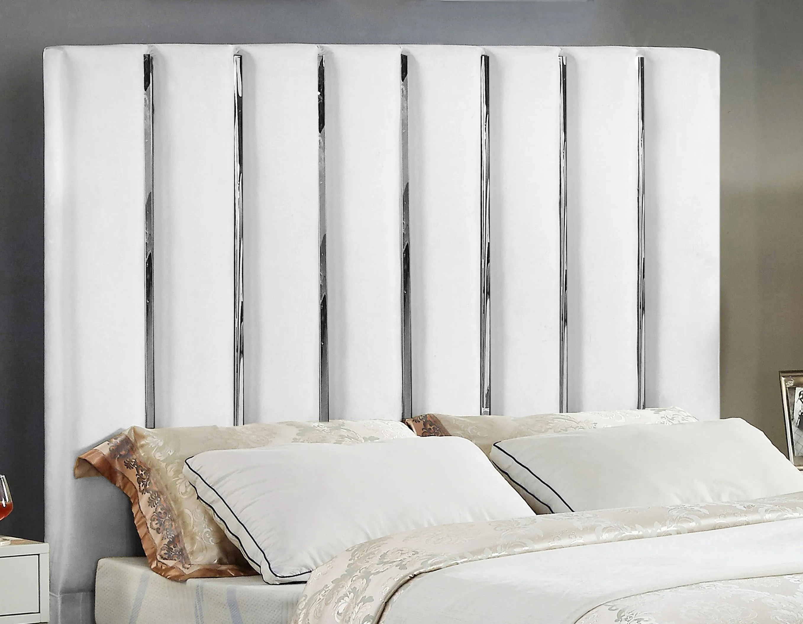 Enzo White Velvet Full Bed