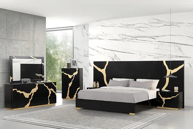 Goldsberg E.King Bed w/ Wall Panels